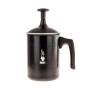 Creați o spumă de lapte frumos de groasă și catifelată pentru cappuccino sau caffé latte de casă cu ajutorul spumatorului de lapte de la marca italiană Bialetti. Capacitate pentru 330 ml de lapte (recipientul este de 3 ori mai mare).