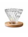 Picurător elegant din sticlă cu bază din lemn pentru cafea cu filtru. Combină funcționalitatea, designul curat și materialele naturale.