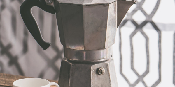 Pregătirea cafelei într-o oală moka