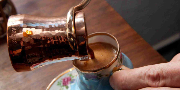 Pregătirea cafelei într-un ibric de cafea