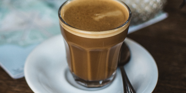 Prepararea cafelei flat white