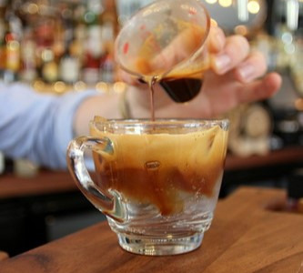 Pregătirea cafelei espresso tonic