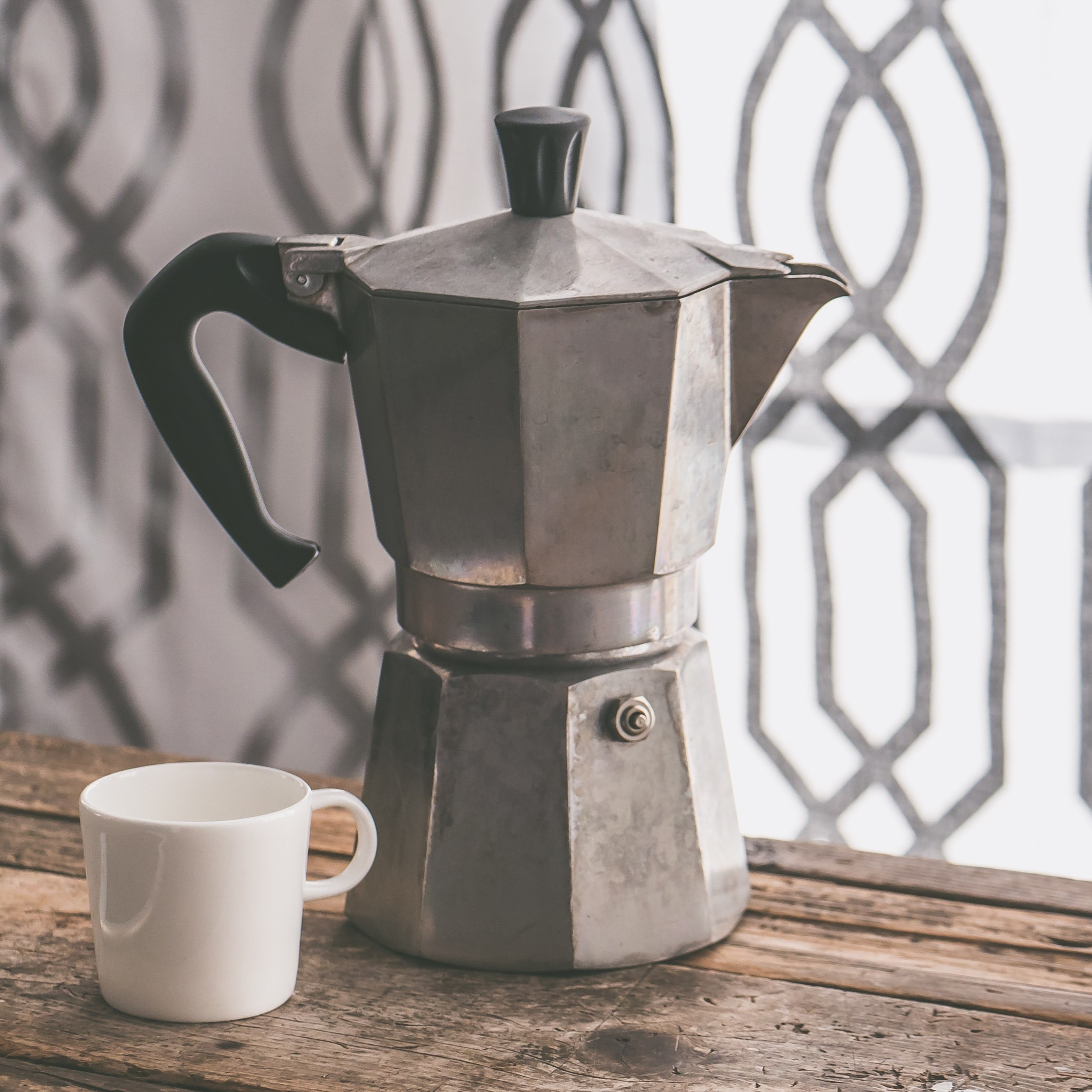 Pregătirea cafelei într-o oală moka