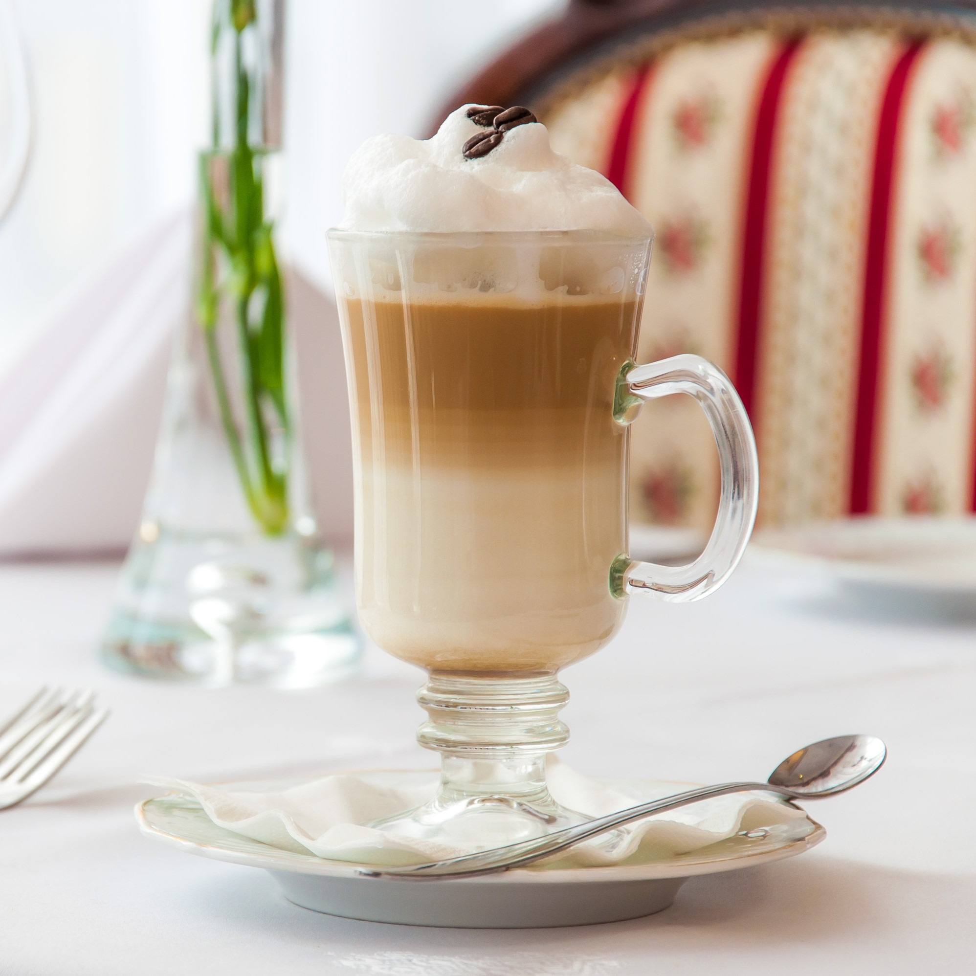 Pregătirea cafelei latte macchiato